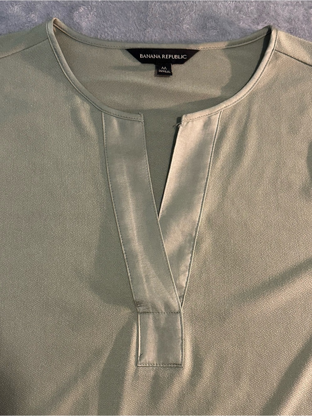 Banana Republic Olive Green V-Neck Satin-Trim Blouse – Size M